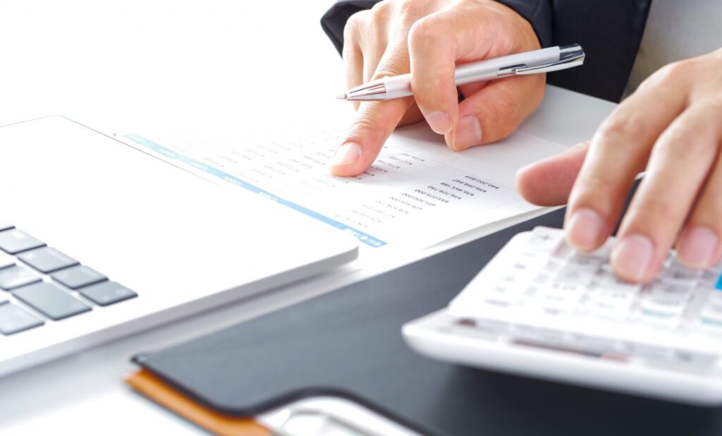 電卓を使い事務仕事をする様子