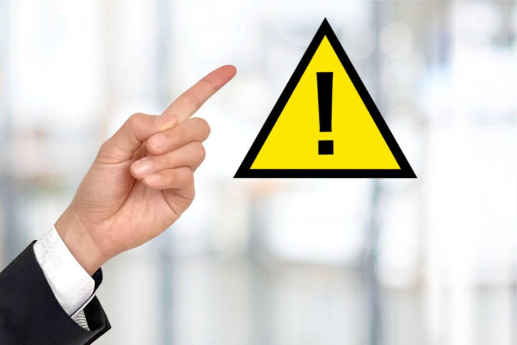 注意マークを指さす様子