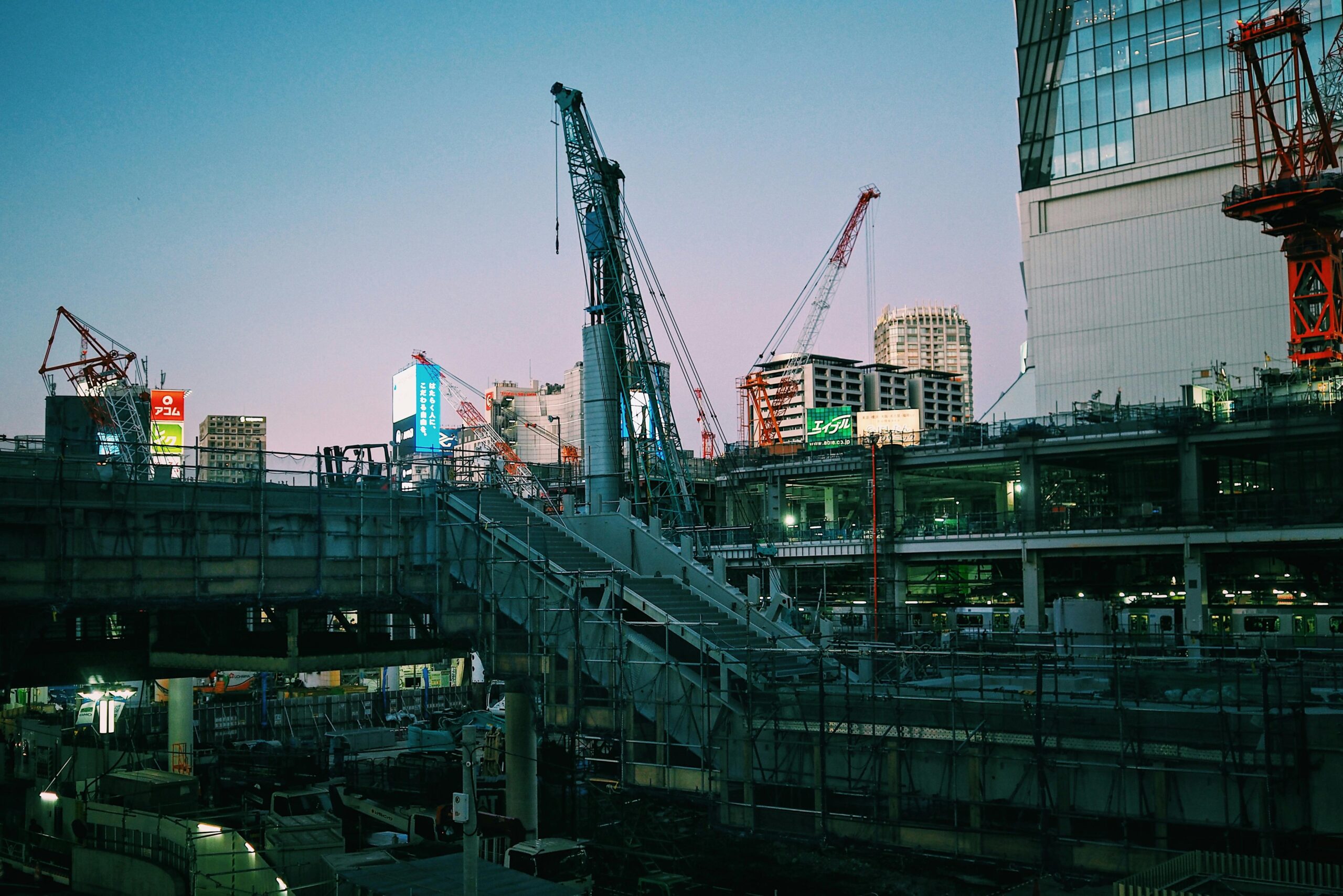 都市部で工事が進む建設現場の様子