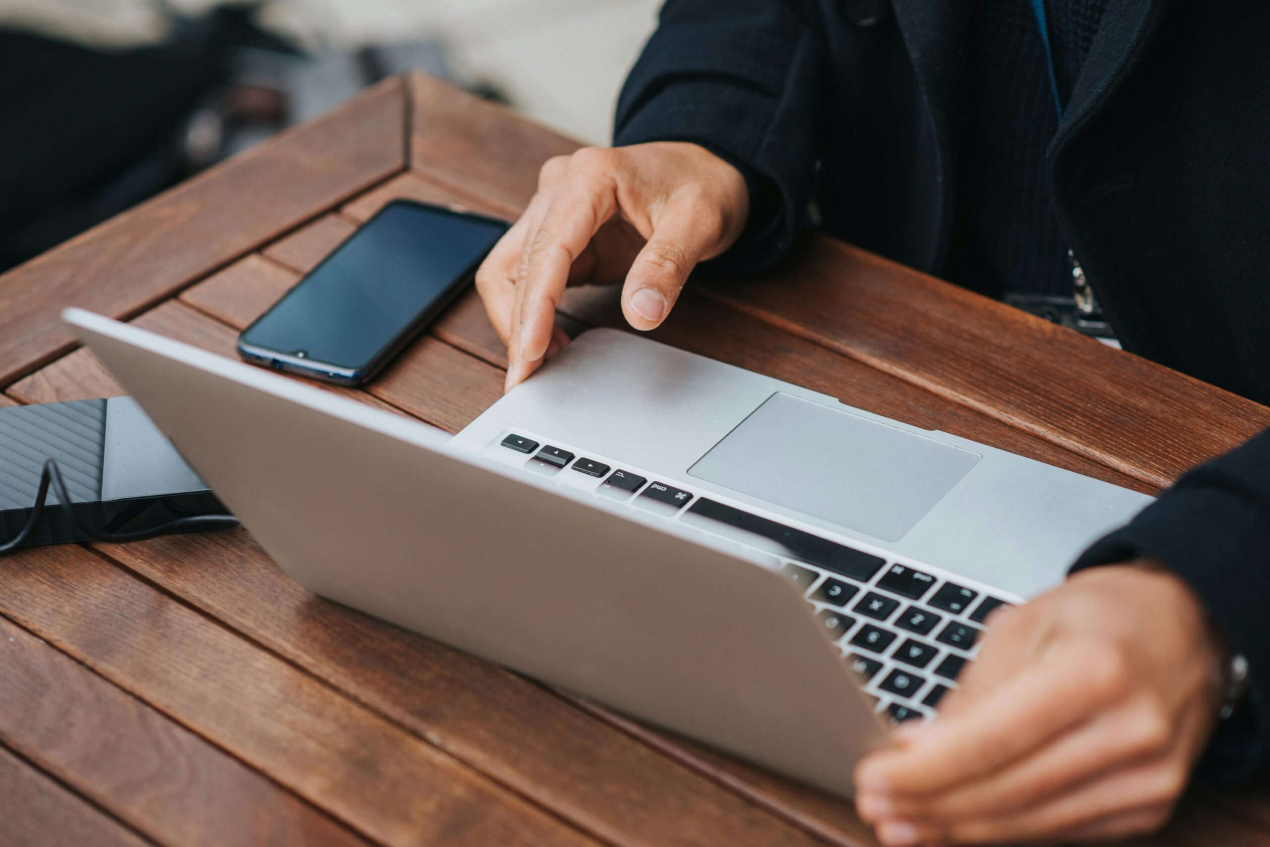 ノートPCでWeb広告の内容を確認する様子