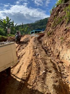 舗装されてない山道